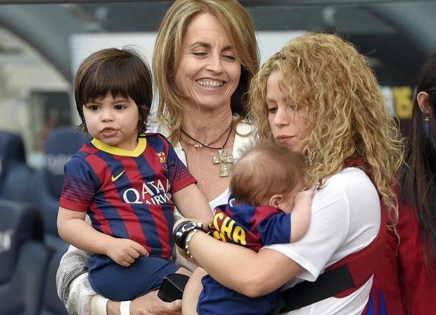 Shakira, sus hijos y la madre de Gerard Piqué en Barcelona (Foto: AFP)