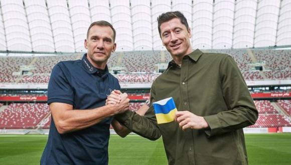 Robert Lewandowski recibió de Andriy Shevchenko un brazalete con los colores de Ucrania. (Foto: Instagram)