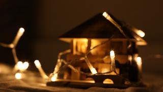 Padre de familia le declara la guerra a sus vecinos que criticaron sus luces navideñas poniendo muchas más