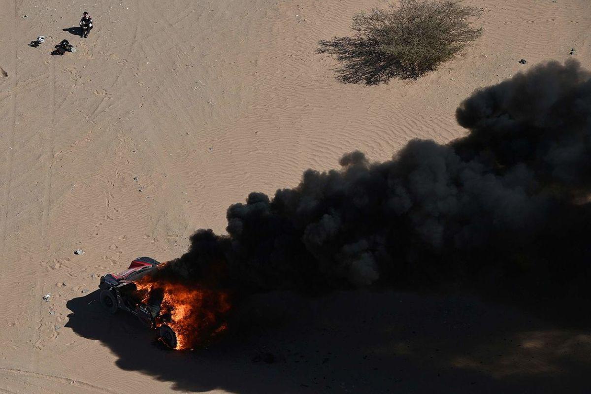 Romain Dumas viendo cómo se quema su camioneta. (Foto: Twitter)