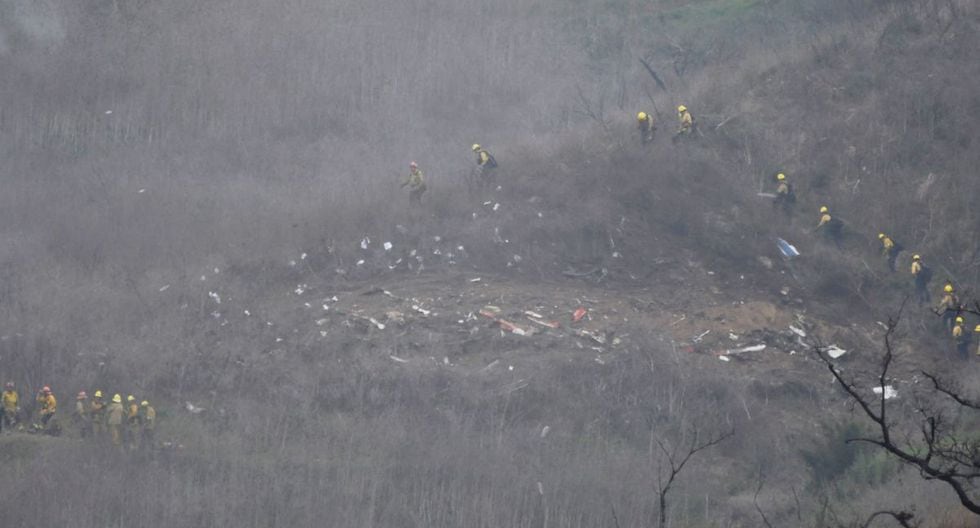 Bomberos en la escena del accidente en donde murió Kobe Bryant. (Foto: Agencias)