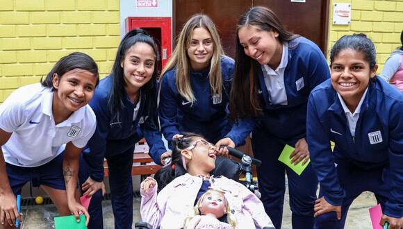 Alianza Lima femenino llevó alegría a la Casa Ronald McDonald. (Foto: Alianza Lima)