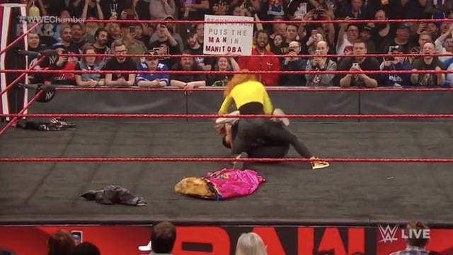 Asuka, Ruby Riott, Sarah Logan, Liv Morgan, Natalya y Shayna Baszler firmaron el contrato para la pelea en la cámara de eliminación. Se armó una gresca entre ellas y al final Becky Lynch apareció y se lanzó contra Shayna. (Foto: WWE)