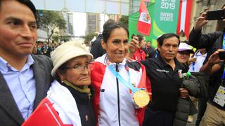 El emotivo abrazo de Gladys Tejeda a su madre tras ganar la medalla de oro [VIDEO]