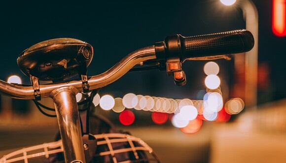Reemplaza la llanta de su bicicleta con un patín y se vuelve un fenómeno viral: "puro ingenio". (Foto referencial: jcx516 / Pixabay)
