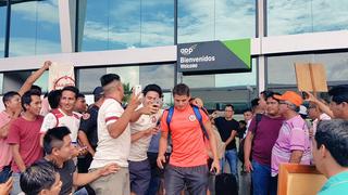 Universitario: la hinchada crema en Tarapoto recibió al equipo en el aeropuerto