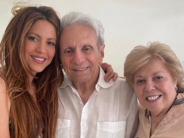 Shakira y sus padres William Mebarak y Nidia Ripoll (Foto: Shakira/ Instagram)