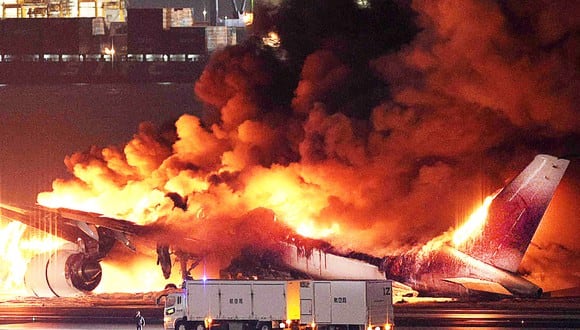 Las impactantes imágenes del incendio del avión en Japón dieron la vuelta al mundo (Foto: STR / JIJI PRESS / AFP)