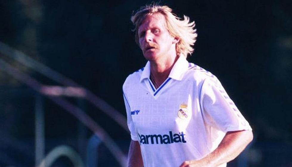 Figo llegó al Barcelona en la temporada 1995-96. Como 'culé' realizó cánticos y burlas contra el Real Madrid. En el 2000 se convirtió en jugador blanco y el primer galáctico. Fue el fichaje más ca