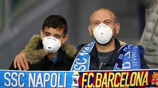El coronavirus protagonista en el San Paolo: las mascarillas invaden las tribunas del Barcelona vs. Napoli por Champions League [FOTOS]