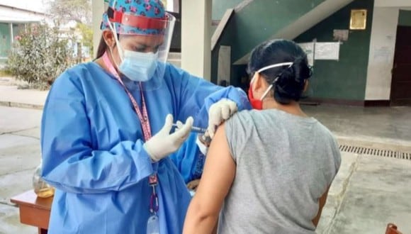 La vacunación contra el coronavirus en el Perú sigue en marcha y ya se encuentra en los mayores de 40 años. (Foto: Andina)