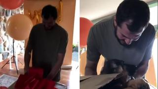 El momento en que un hombre recibe como regalo al perro que había querido desde niño