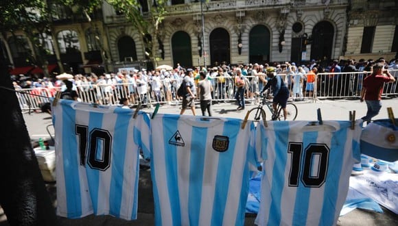 Miles de personas se acercaron hasta la Casa Rosada para darle el último adiós a Maradona. (Foto: La Nación)