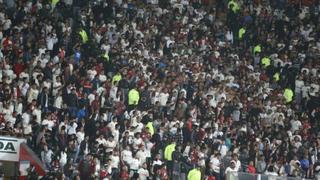 Video: policía golpea a mujer cuando intenta agredir a hincha de la 'U'