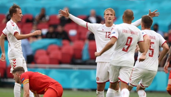 Dinamarca clasificó a cuartos de final de la Eurocopa tras goleada sobre Gales. (Reuters)