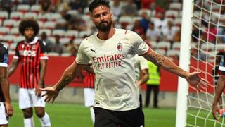 Giroud se ve haciendo dupla en el ataque del AC Milan junto a Zlatan Ibrahimovic