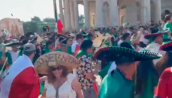 Los mexicanos ponen color y fiesta en las calles de Qatar y lo hacen al ritmo de "Payaso de Rodeo".| Foto: @crh_oficial