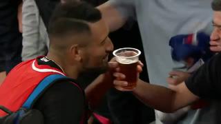 Kyrgios desató la locura del público y tomó la cerveza de un fanático [VIDEO]