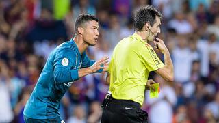 Doble juicio: Messi empujó a árbitro en Clásico, pero no fue sancionado como Cristiano [VIDEO]