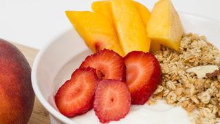 Desayuno saludable: 2 opciones para disfrutar del yogur griego y las frutas