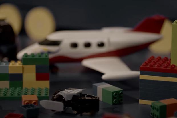 El avión de juguete el videoclip de "Acróstico", haciendo referencia al viaje de Shakira y sus hijos a Miami (Foto: Shakira / YouTube)