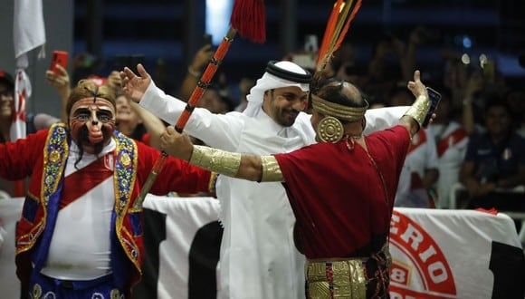 Los hinchas peruanos realizaron 'banderazo' en apoyo a la Selección Peruana en Doha. (Foto: Daniel Apuy / GEC)