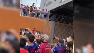 Hinchas del Barcelona llegaron al Camp Nou para despedir a Messi 
