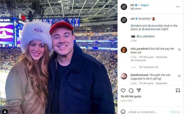 Shakira al lado de Carson Daly (Foto: NHL / Instagram)