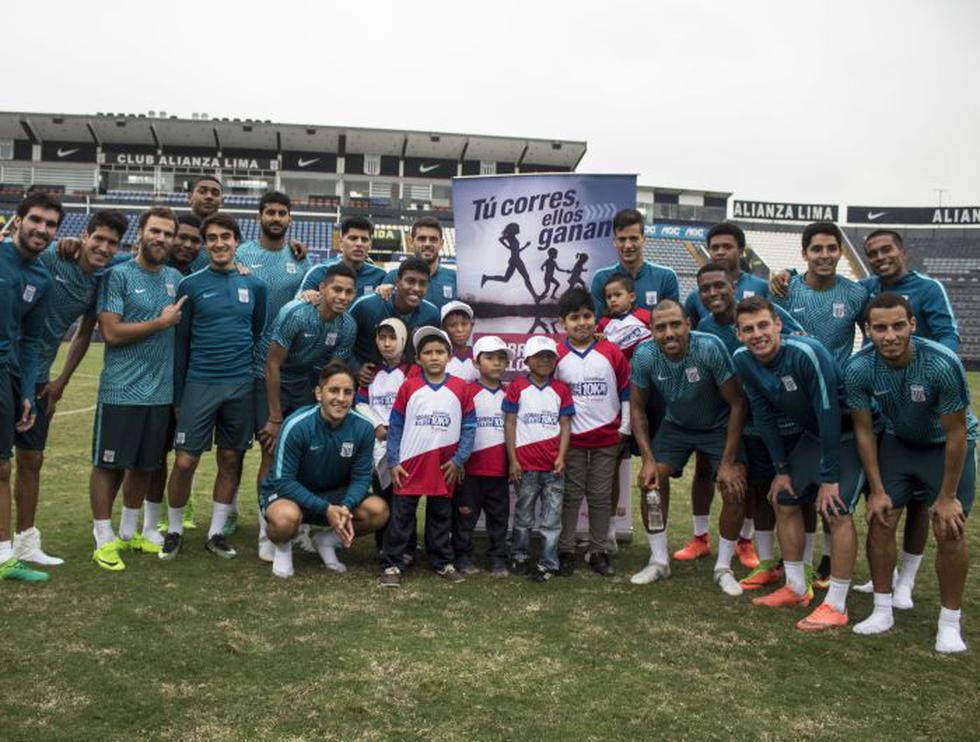 Alianza Lima: plantel recibió tierna visita de los niños de Aniquem. (Difusión)