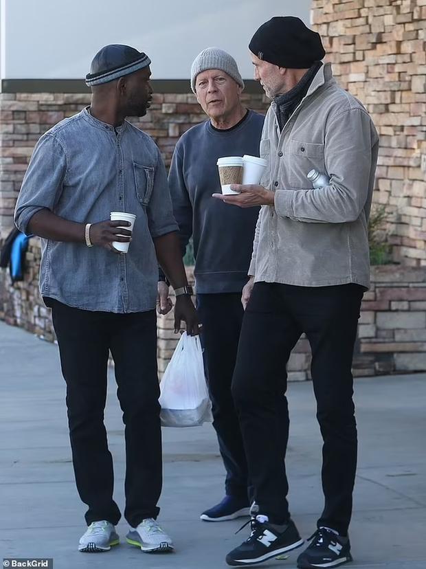 El actor Bruce Willis con sus dos amigos, quienes compraron café (Foto: Daily Mail)