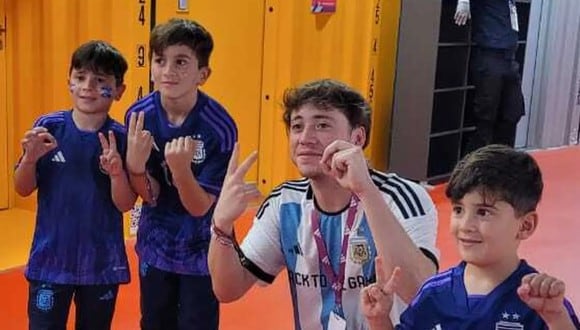 Paulo Londra junto a los hijos de Messi en el entretiempo del Argentina vs. Polonia. (Foto: Twitter).