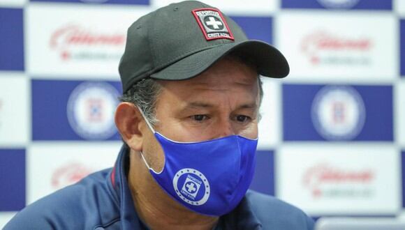 Juan Reynoso tiene contrato con Cruz Azul por todo el 2021. (Foto: @CruzAzulCD)