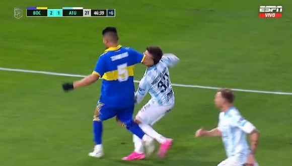 El codazo de Carlos Zambrano dentro del área en el Boca vs. Atlético Tucumán. (Foto: ESPN)