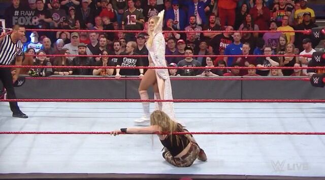 Charlotte Flair derrotó a Sarah Logan. (Foto: WWE)