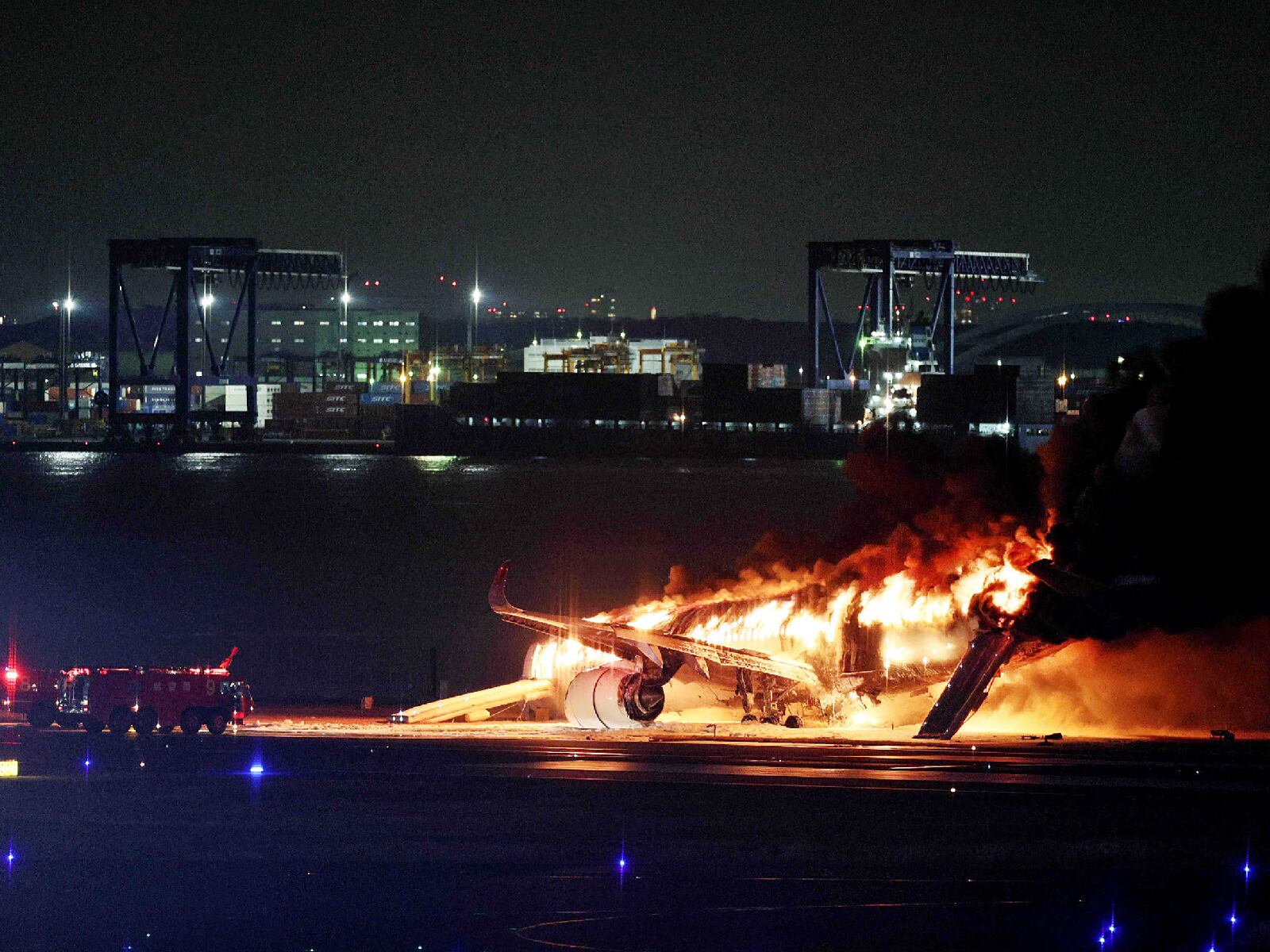 El avión no tardó en incendiarse, lo cual no tardó en encender las alarmas en el aeropuerto de Japón (Foto: STR / JIJI PRESS / AFP)