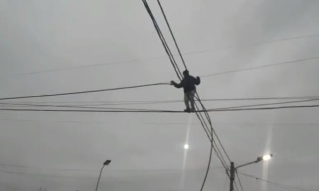 Ladrón se ’disfrazó' de equilibrista y trepó 10 metros para robar cables. (Fotos: Facebook)