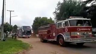 Con camiones de bomberos: la impresionante caravana de Depro antes de jugar con River Plate [VIDEO]