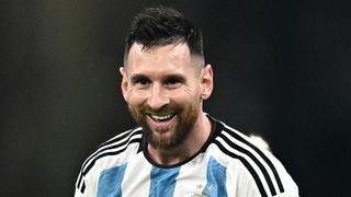 En el primer Mundial que Diego mira desde el cielo, Messi maradonea por primera vez en la tierra