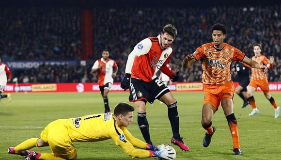 El mexicano Santiago Giménez dio el empate para la remontada del Feyenoord vs. Volendam (Foto: Twitter).