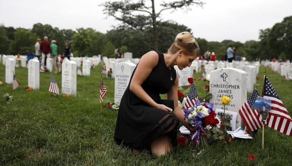 Una tradición en el Día de los Caídos es poner flores en las tumbas de quienes perdieron la vida en conflicto (Foto: AFP)(Foto: AFP)
