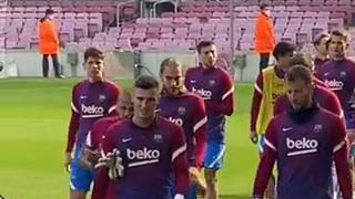 Dani Alves dio el ejemplo en el entrenamiento tras no pisar el escudo del Barcelona [VIDEO]