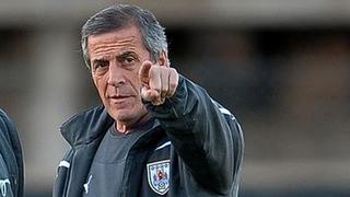 Óscar Tabárez perdió los papeles con hincha de Uruguay que lo criticó [VIDEO]