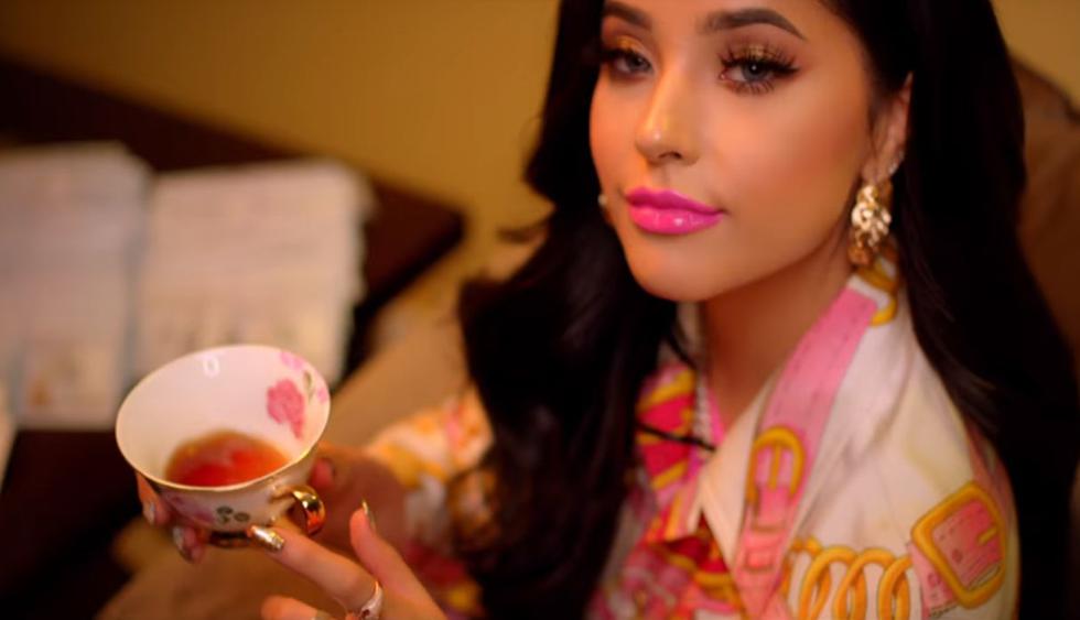 Becky G no tuvo problemas en burlarse de sí misma con un divertido meme. (Foto: Captura de video)