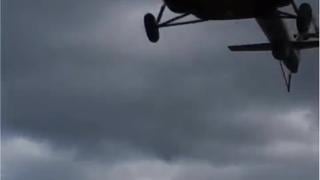 Loco mundo: un helicóptero invade estadio de Ecuador e interrumpe partido
