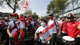 Antes del viaje a Caracas: el banderazo de los hinchas en el hotel de la Selección Peruana