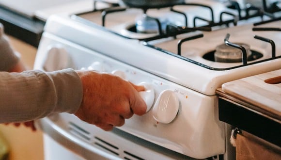 Las perillas de la estufa se ensucian fácilmente cuando preparas guisos o frituras y hay que limpiarlas siempre. (Foto: Gary  Barnes / Pexels)