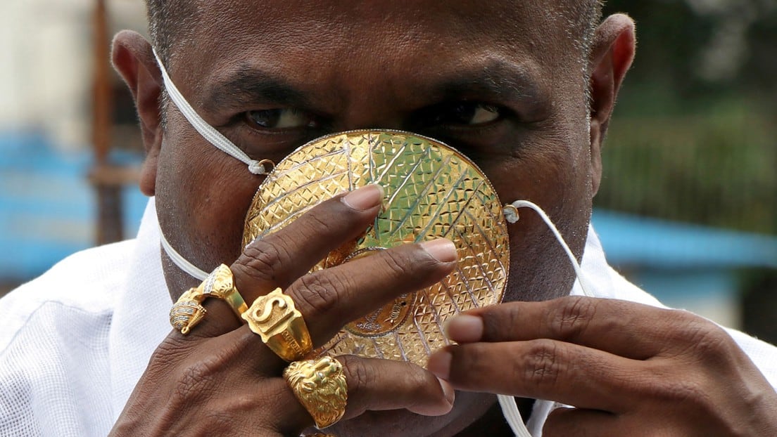 Las mascarilla de oro de este hombre de India cuesta casi 4 mil dólares. (Reuters)