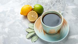 Dietas virales: ¿Es posible quemar grasa tomando café con limón en ayunas según Tiktok?