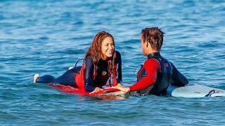 ¿Ya olvidó a Piqué? Shakira es captada sonriente con un instructor de surf en Cantabria