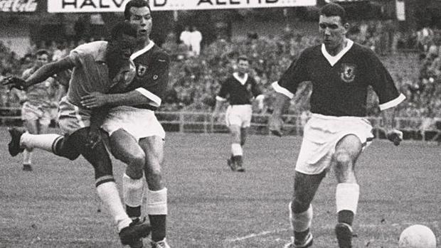 La victoria de Gales sobre Israel les dio el pase para participar del mundial de Suecia en 1958. En la foto, Pelé con solo 17 años ya se lucía en la cancha en un partido entre Brasil y Gales. (Foto: Getty Images)